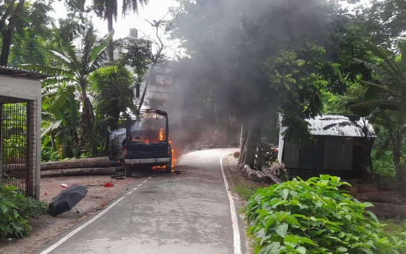 গোপালগঞ্জে পুলিশের গাড়িতে আগুন দিল নিষিদ্ধ ছাত্রলীগ